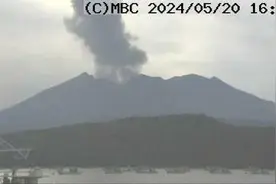 日本一火山连续两次喷发图片