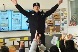 角色扮演、防拐儿歌、情景互动……宝山民警化身“校外辅导员”进校园筑牢安全图片