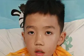 11岁男孩确诊淋巴瘤，单亲爸爸网上求助：儿子是我的全部，拼尽一切也要救他图片