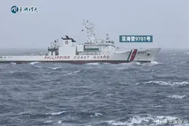 菲海警船撤离中国仙宾礁现场 船上大洞被打上“补丁”图片