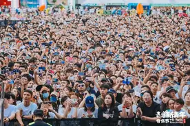 新青年，爱了|⑦“我跌跌撞撞奔向你，你也不能一个人离去”，隔壁老樊一句歌词引燃全场图片