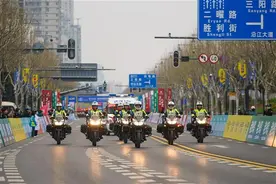 武汉公安“水陆空轨”立体护航，2024汉马在精彩中圆满落幕图片