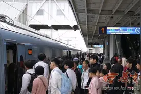 假期第一天迎客流高峰西安铁路局加开热门方向列车191列图片