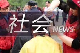 骑手摔伤痛苦倒地 警辅暖心送医还化身“接单侠”图片