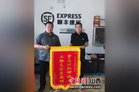 车辆失控冲进湖中 山西一快递小哥跳湖救人图片