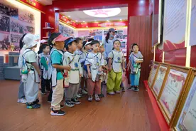 萌娃进军营，别样过“六一”图片