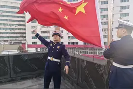 新姿态、新气象、新面貌，郑州火车站消防举行元旦升国旗仪式图片