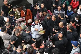 成都红油凉拌“王鸡肉”突然爆火！半夜12点起来煮鸡，排队顾客延伸二十多米……周围上演“鸡王争霸赛”图片