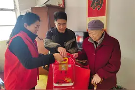 志愿者上门送物资送服务 “暖冬行动”温暖空巢老人图片