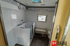 探索解决失能老人洗澡难题 如东首辆移动助浴车来到家门口图片
