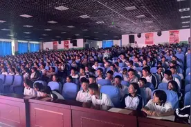 “开学第一课”喀什开讲青少年红色德育主题教育图片