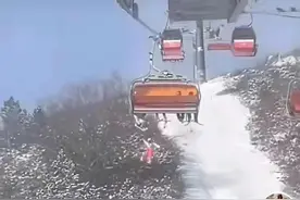 事故频发！一儿童掉下缆车！玩这些游乐项目，一定小心图片