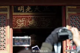 故宫正大光明牌匾被阳光照亮图片