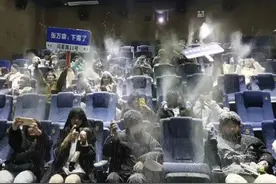 热闻｜电影院“下雪场”营销引热议，网友：有的在雪崩，有的局部暴雪...图片