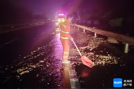 海南环岛高速掉落大量木屑 养护工人连夜清理图片
