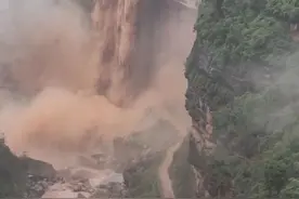 强降雨形成巨型山洪瀑布！过路司机紧急避险，当地回应图片