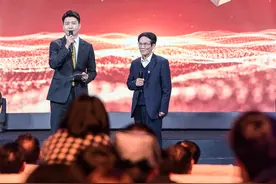 新时代新雷锋丨一把伞，撑起厅官到村官的真情蜕变图片