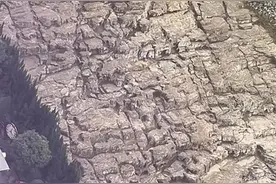 山东临沂一在建工地挖出巨石岩体，引发网友关注和猜想，住建部门：在当地并不稀奇图片