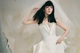 54岁女演员王琳晒婚纱照！网友惊了：居然是……图片