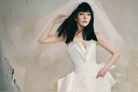 54岁女演员王琳晒婚纱照！网友惊了：居然是……图片