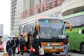 扬州客运站里卖车，杭州客运站里打篮球，南京客运站里美发……长途车没人坐了图片