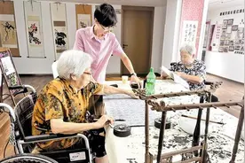 个人画展开在了养老院图片