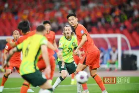 0:2 输了！ 7万球迷摇旗呐喊，国足还是辜负了！图片