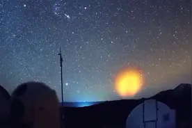 宇宙级浪漫！火箭云如极光一般闪耀夜空图片