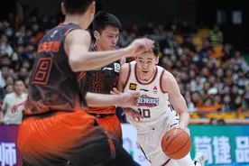 CBA常规赛：山东高速胜南京头排苏酒图片