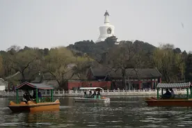 来泛舟赏花，北京5家市属公园游船开航图片