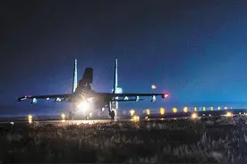 暗夜出击！空军航空兵某旅下半夜飞行训练图片