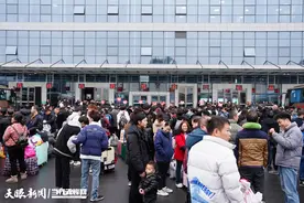 仁怀500余名务工人员乘专车返岗图片