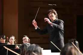 “新年音乐会”只是幸福生活的起点，赵晓鸥执棒上海爱乐乐团奏响新年音乐会图片