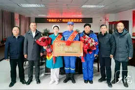 跪地半小时挽救一条生命 雪地救人夫妇被授予“阜南好人”特别奖图片