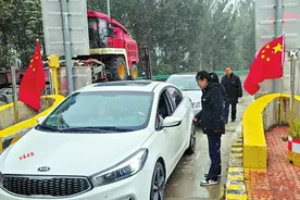 坚守交通战场 吃住用行操尽心图片