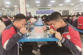 让更多孩子在学校吃上热乎饭图片
