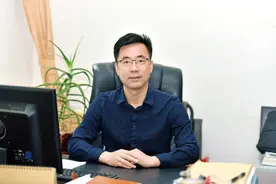 新春送祝福：青岛商务学校校长 李世杰图片