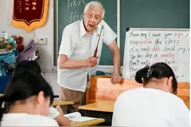 他的教鞭，是废旧的羽毛球拍……图片