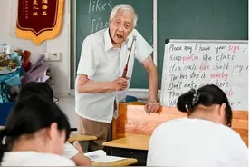 他的教鞭，是废旧的羽毛球拍……图片