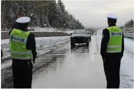 首场降雪已至 伊春公安全力护航平安路图片