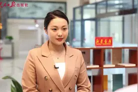 河南省大别山干部学院、大别山革命历史专题图书馆管理员王滟，向大家介绍大别山干部学院图片