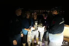 日照海警局岚山工作站开展伏季休渔期间码头夜间巡逻行动图片