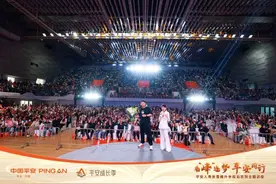 中国平安携手张雪峰在济南开展“乘‘峰’逐梦，平安同行”大型教育讲座活动图片