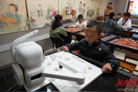人机对弈 乐在“棋”中图片