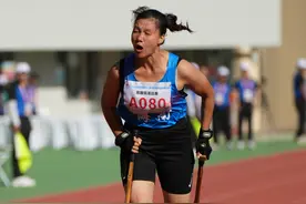 高脚竞速女子100米决赛赛况(2)图片
