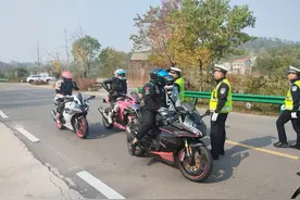 武汉新洲交警开展“跑山”摩托车专项整治行动，筑牢交通安全防线图片