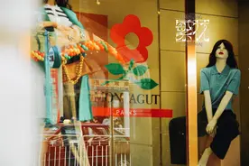 “梦特娇”回应翻红：对《繁花》有赞助，剧中橱窗按90年代照片复原图片