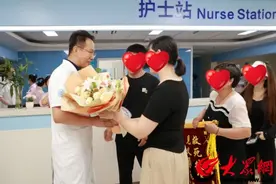 滨医附院小儿外科医师程风春勇救落水儿童 家属送锦旗致谢图片