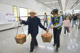 “背篓”上的温暖 他们护航菜农出行“最后一站”图片