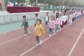 莒县碁山镇中心小学组织一年级队列队形比赛图片